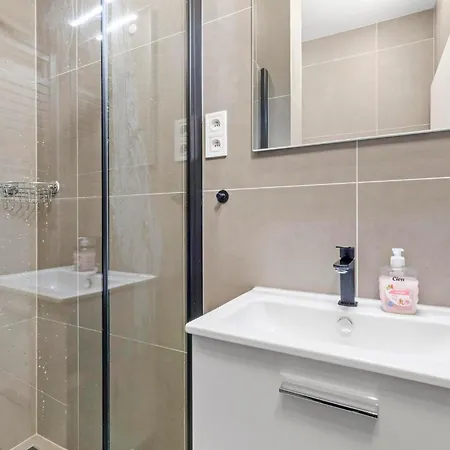 아파트 Modern Close To Stadions